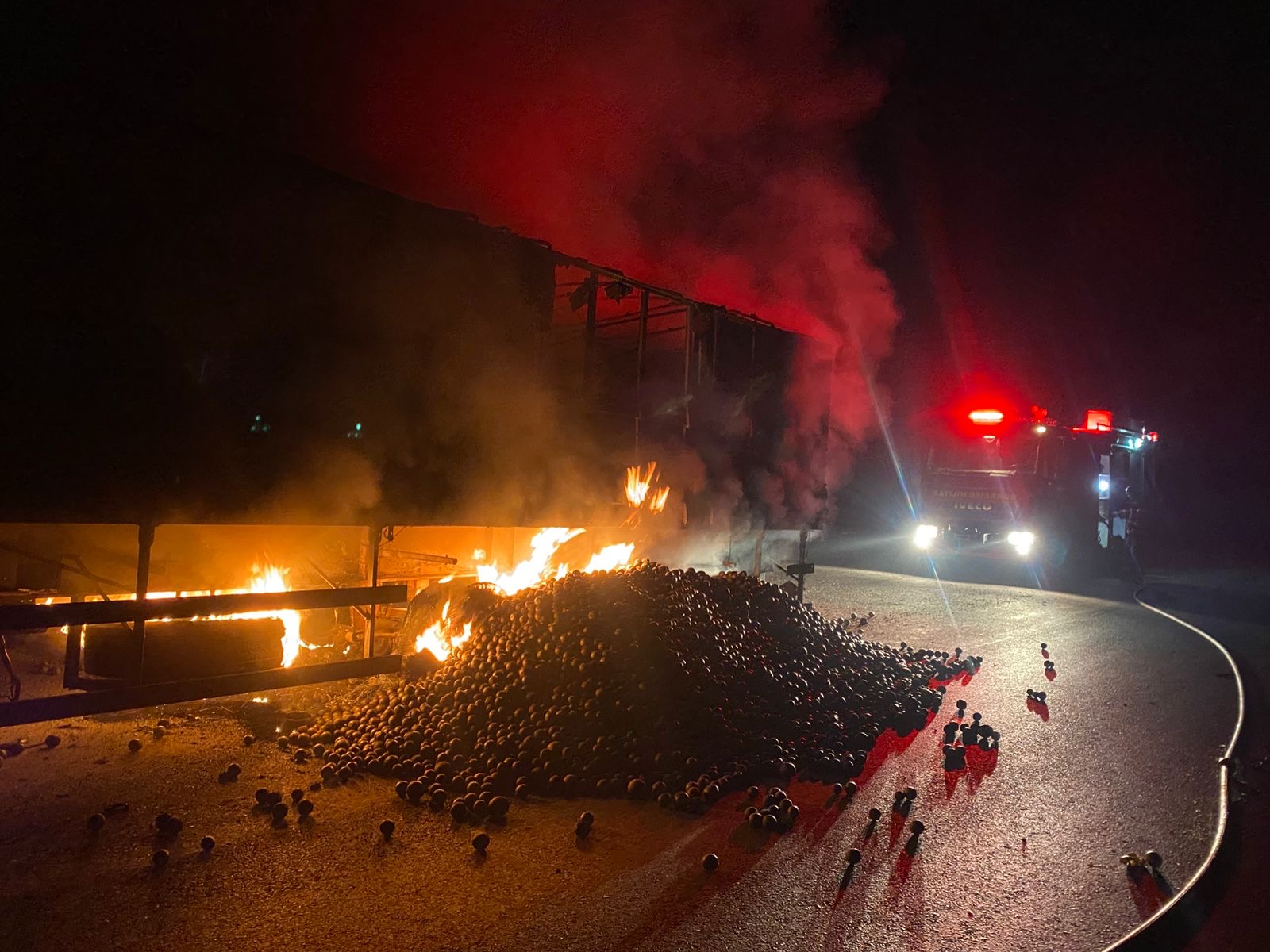 Incêndio em carreta carregada de laranjas mobiliza bombeiros de Janaúba