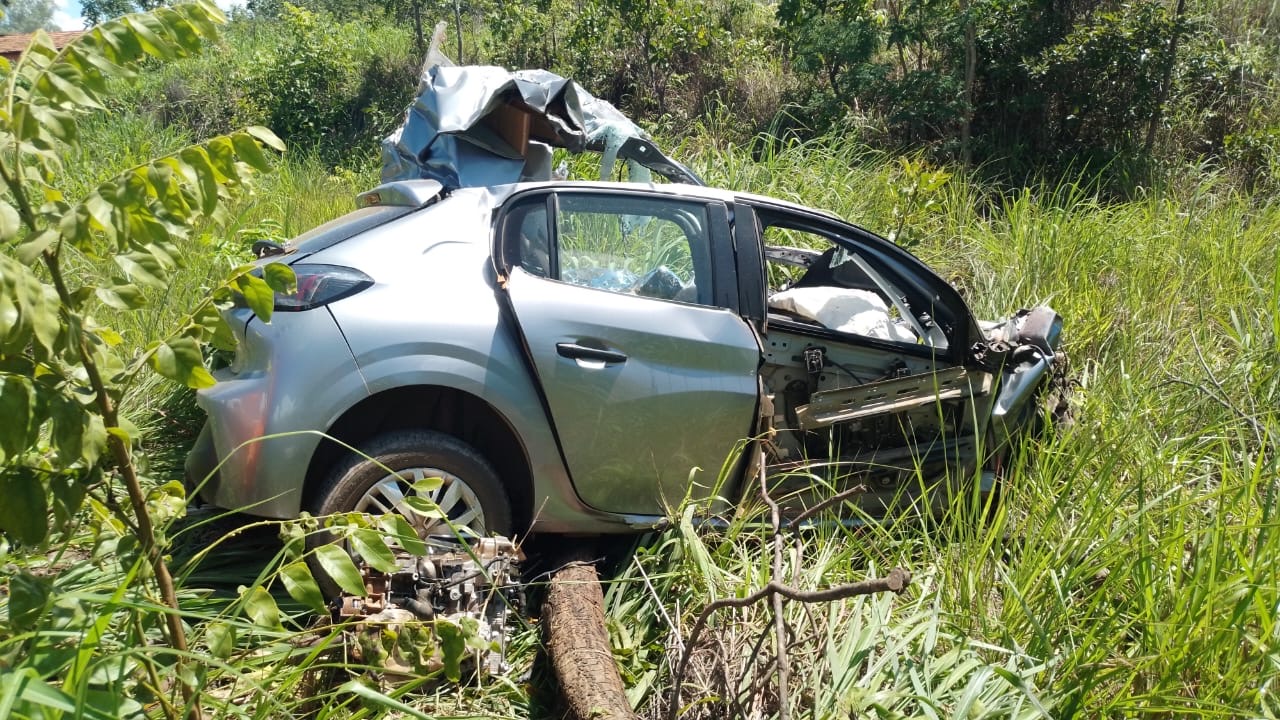 Motorista morre em colisão entre ônibus e carro de passeio em Joaquim Felício