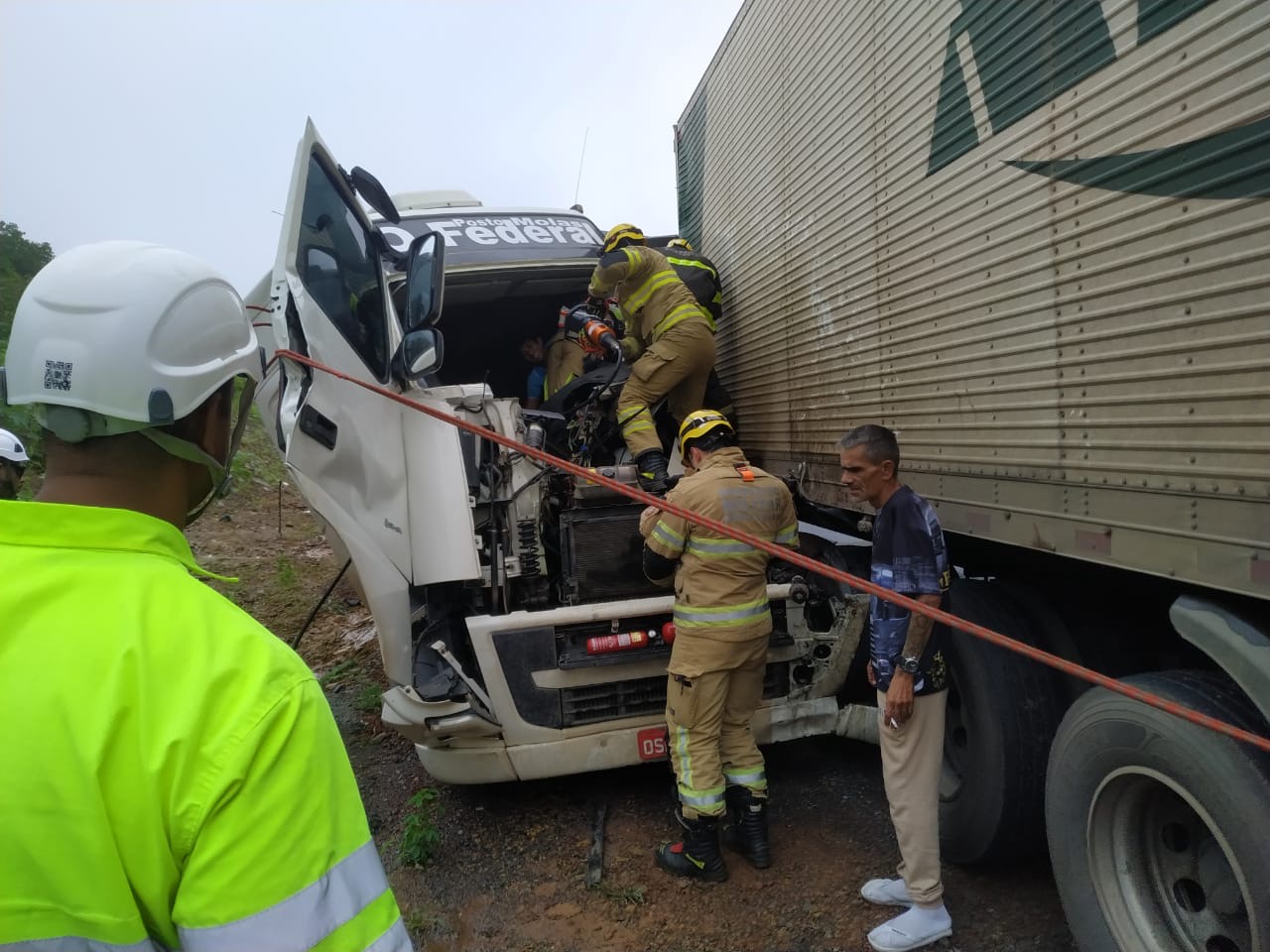 Colisão entre carretas na MGC 135 deixa um ferido e pista totalmente interditada em Montes Claros