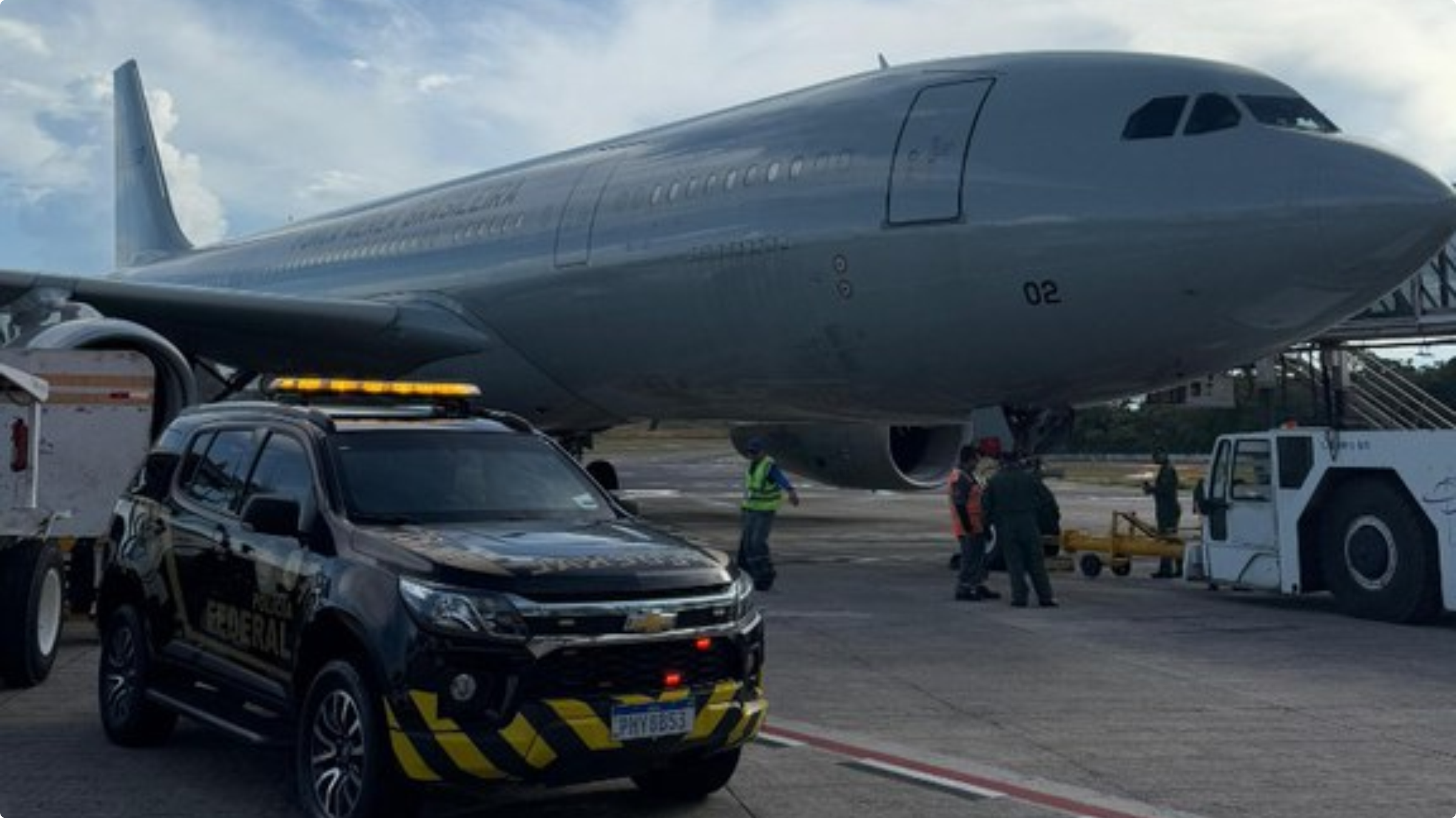 Avião transportando brasileiros extraditados pelos Estados Unidos