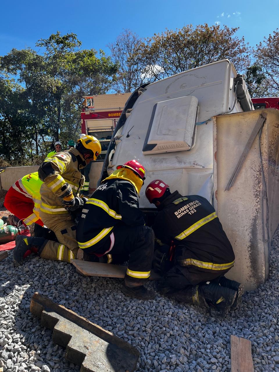 Caminhão tomba na MGC-135, motorista fica preso sob a cabine e morre no local