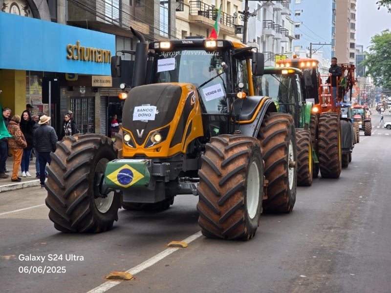 Produtores rurais fazem protesto com mais de 500 tratores no RS e pressionam por securitização de dívidas