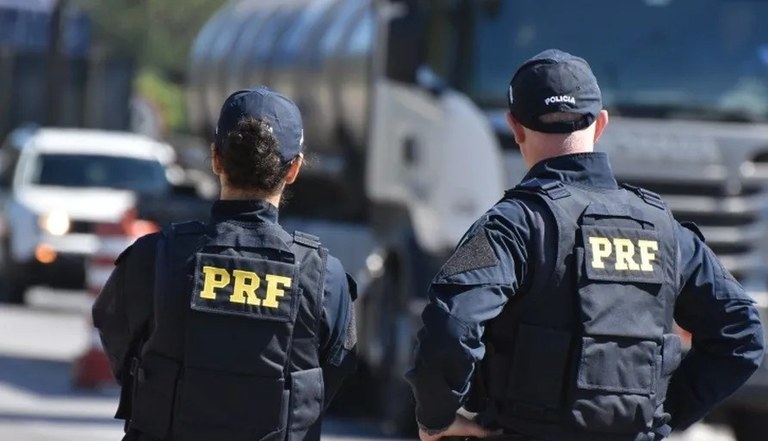 PRF flagra transporte ilegal, motoristas bêbados, prende foragido e recupera motos