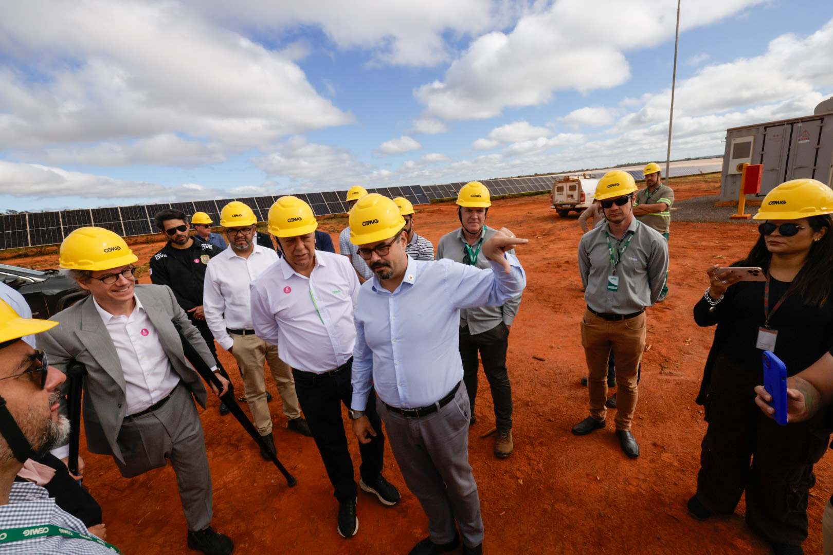 Governo de Minas e Cemig inauguram usina solar de R$ 460 milhões em Montes Claros