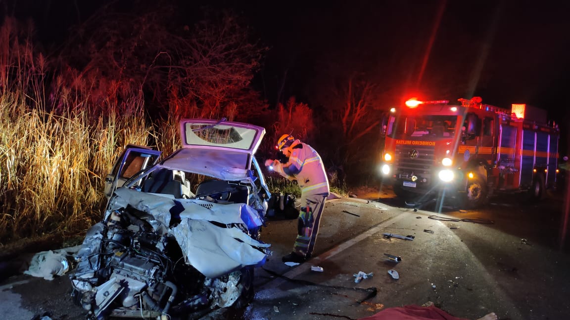 Colisão entre carro e caminhão deixa uma pessoa morta e duas feridas na BR-251, em Salinas