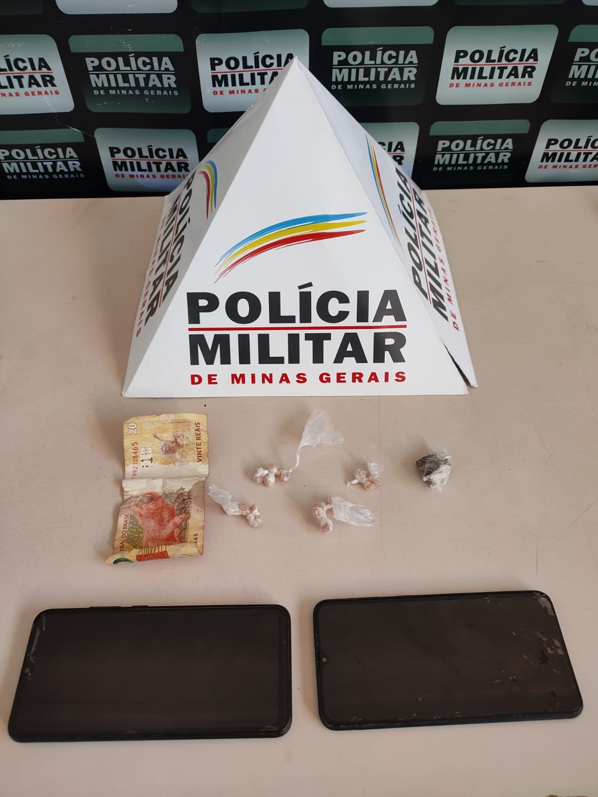 Polícia Militar prende homem por tráfico de drogas em imóvel abandonado em Bocaiuva
