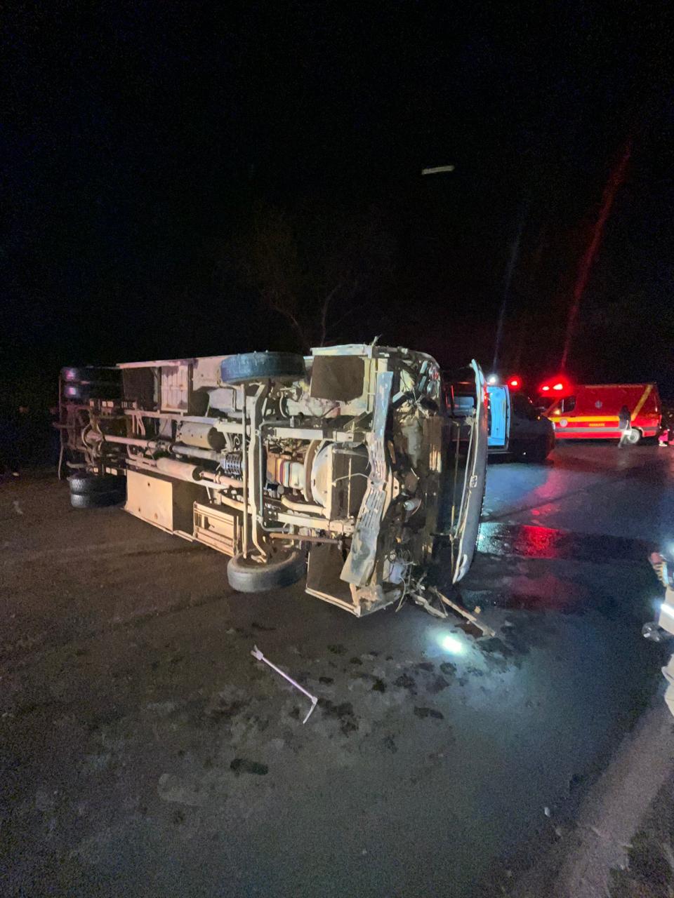 Micro-ônibus tomba e 13 pessoas ficam feridas na BR-251 em Montes Claros