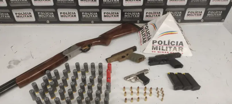 Preso por violência doméstica, com quatro armas de fogo e munições