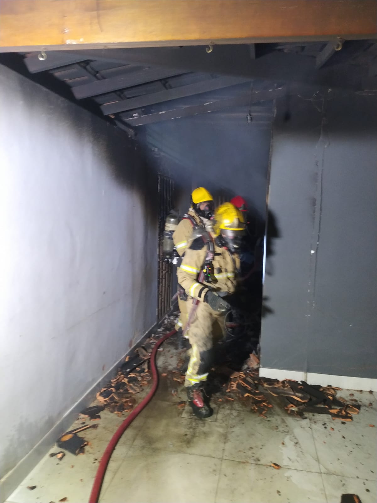 Residência é tomada pelas chamas em Montes Claros; suspeita é de curto-circuito