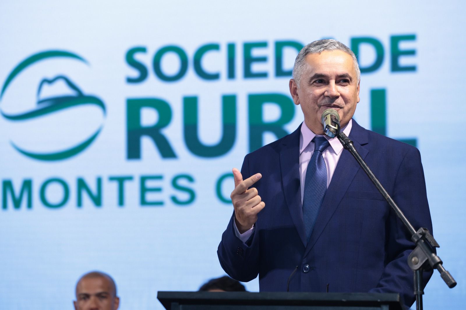 Nossa missão é atuar de forma coletiva, promover conhecimento, defender interesses e garantir que o agronegócio do Norte de Minas esteja conectado à inovação, à tecnologia e a novas oportunidades. Trabalhamos para que o produtor seja valorizado e tenha condições de produzir com sustentabilidade e competitividade”, afirma o Presidente Flávio Gonçalves Oliveira