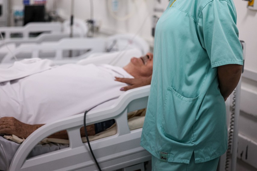 O estatuto assegura a participação do paciente nas decisões sobre o próprio tratamento, com direito a informações claras sobre diagnóstico, prognóstico, riscos, benefícios e alternativas terapêuticas. A norma também prevê a possibilidade de aceitar ou recusar procedimentos, indicar um representante para decisões em caso de incapacidade e registrar diretivas antecipadas de vontade.