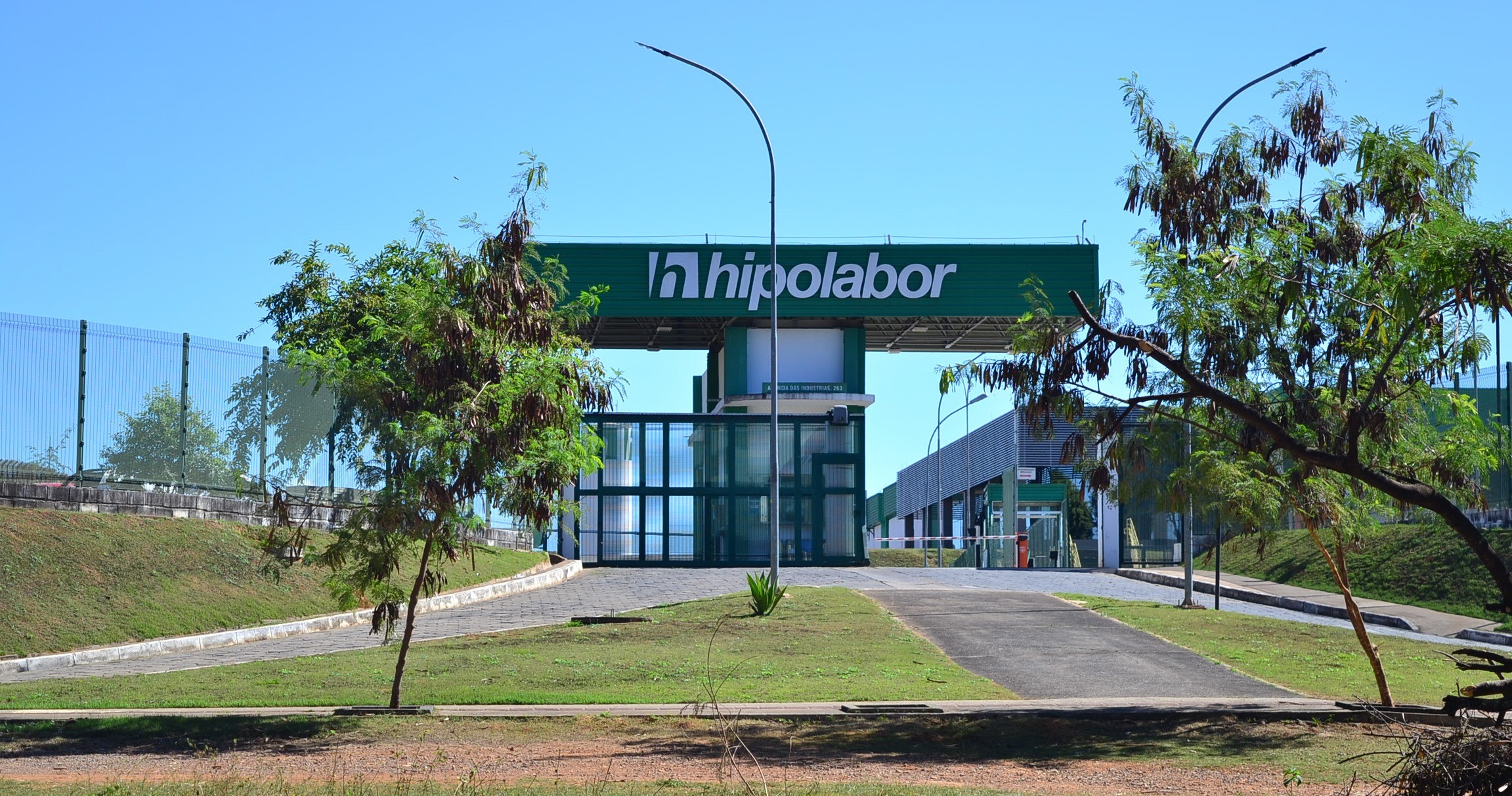 Hypofarma, uma indústria brasileira responsável pela produção e distribuição de medicamentos injetáveis que auxiliam na qualidade de vida das pessoas. Esta nova empresa se junta a outras quatro indústrias farmacêuticas que já atuam na cidade: Novo Nordisk, que atua na produção de insulina; Hipolabor, focada na elaboração de medicamentos sólidos e injetáveis; União Química, responsável pela produção de medicamentos veterinários; e Cristália, produtora de medicamentos nas formas sólidas, líquidos orais, semissólidos, colírios e injetáveis.