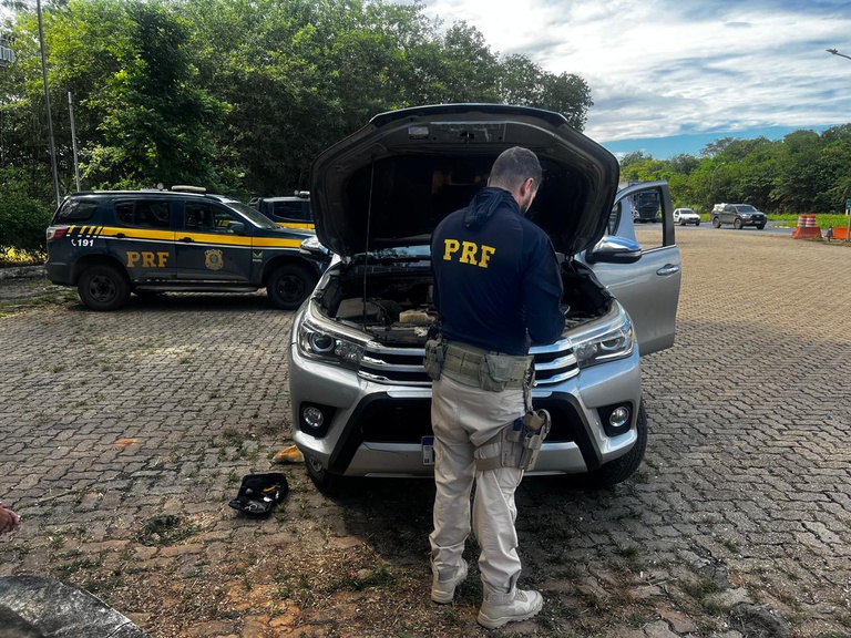 Polícia Rodoviária Federal (PRF) apreendeu, na tarde desta sexta-feira (10/04), uma caminhonete com sinais identificadores adulterados e registro de furto, durante fiscalização no km 514 da BR-251, em Montes Claros (MG). O condutor, de 45 anos, foi preso em flagrante.