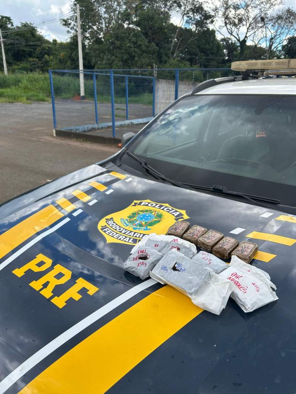 PRF apreende drogas de alto valor em ônibus na BR-365, em Patos de Minas. Dry, haxixe e ice foram encontrados durante fiscalização.