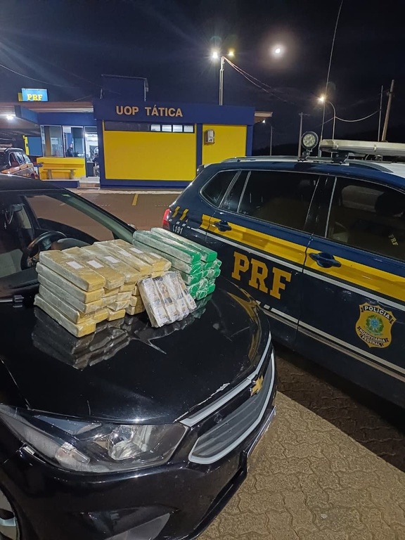 a Polícia Rodoviária Federal (PRF) apreendeu aproximadamente 44,7 kg de maconha e 2,1 kg de crack no km 631 da BR-365, em Uberlândia (MG).