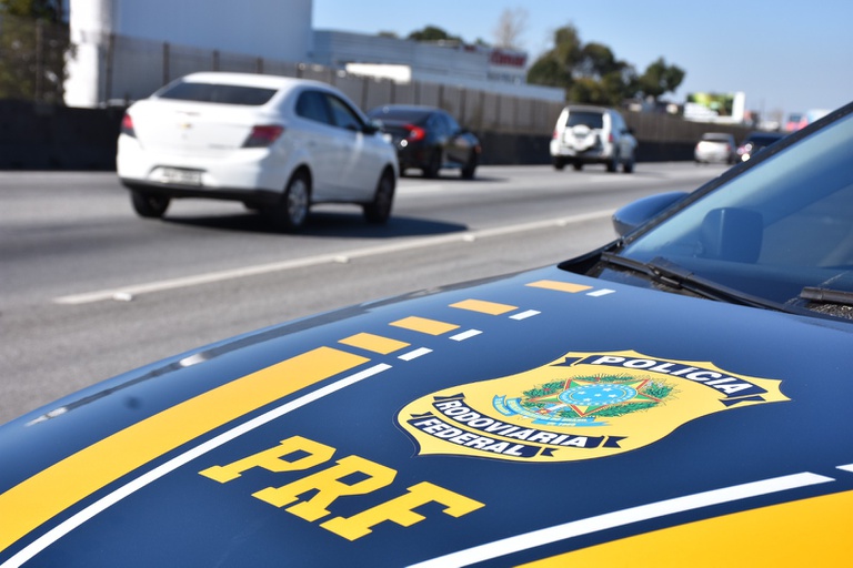 Viatura da PRF em rodovia durante operação do feriado de Tiradentes após acidentes graves