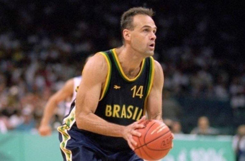 Oscar Schmidt em quadra durante jogo da seleção brasileira de basquete