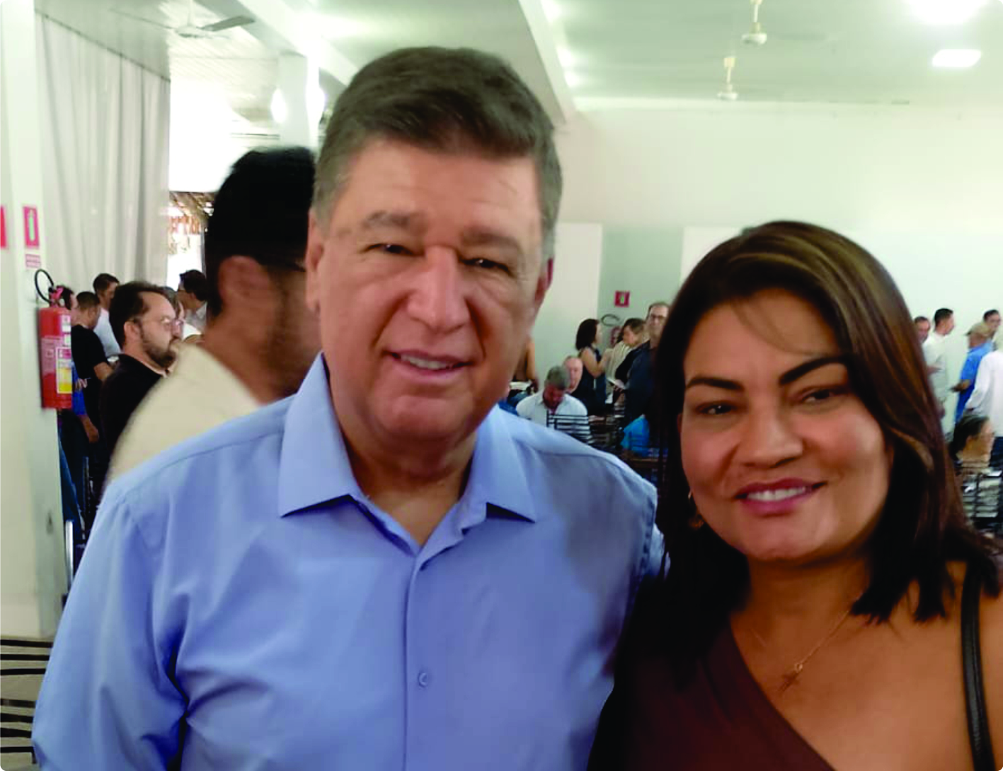 O senador Carlos Viana (PSD), um dos parlamentares mais atuantes do Senado Federal — onde presidiu a Comissão Parlamentar de Inquérito (CPI) das fraudes no INSS — realizou, neste sábado (11/04), um encontro com lideranças do Noroeste de Minas. O evento reuniu prefeitos e representantes políticos da região e lotou as dependências do Lions Clube da cidade de João Pinheiro. Na ocasião, o senador recebeu a empresária Net D’Angelis, figura de grande representatividade em Montes Claros, onde atua há mais de 30 anos no setor da beleza, sendo considerada uma referência na cidade.