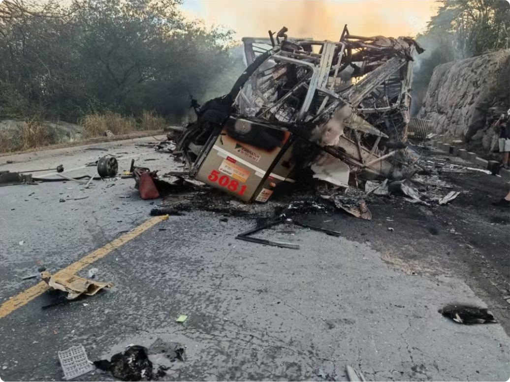 Ônibus que matou 8 na BR-251 tinha 15 multas por excesso de velocidade