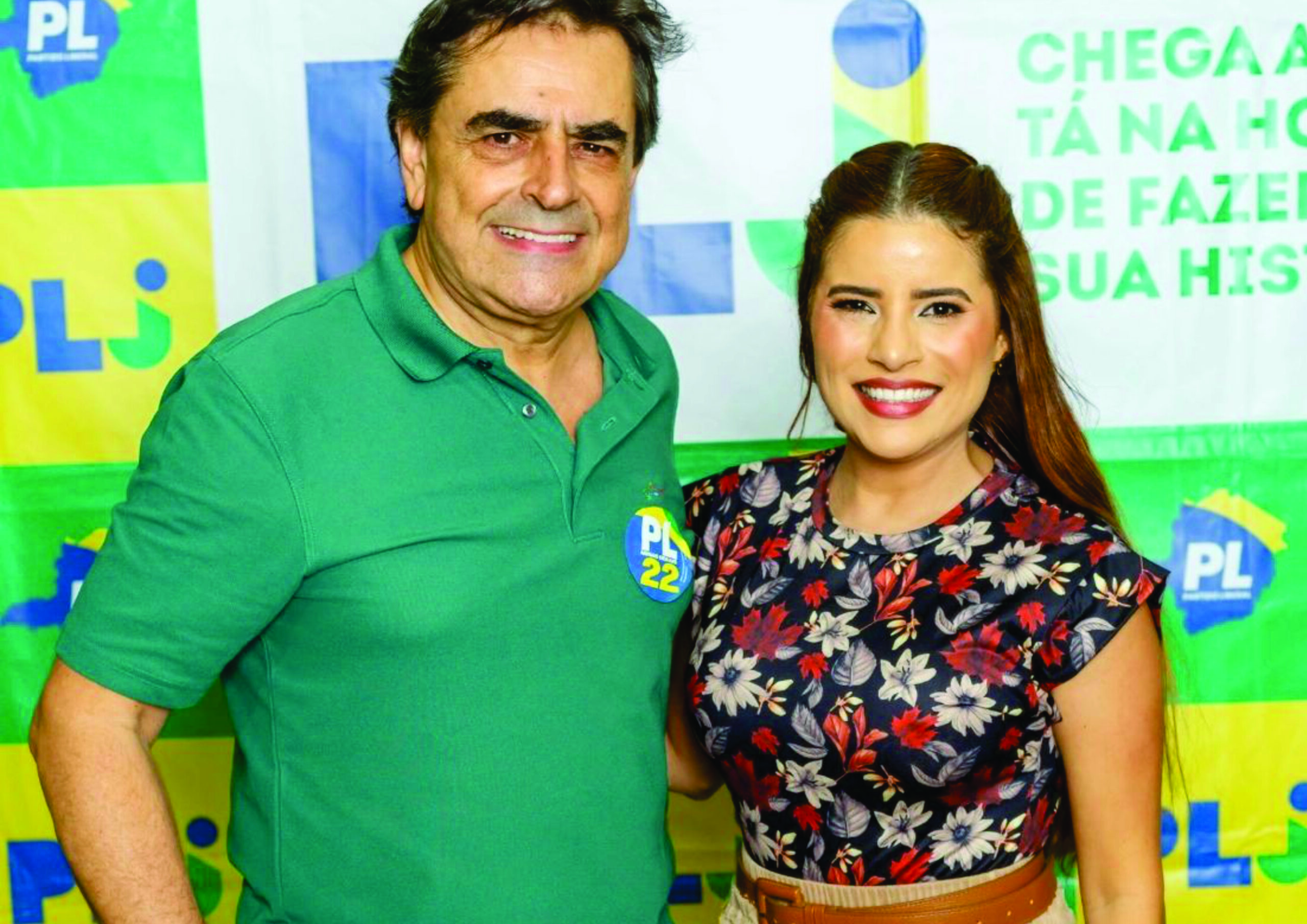 O deputado Domingos Sávio, pré candidato ao senado, acompanhando da vereadora Carlol Figueiredo,, pré canditada a deputada federal, pelo Partido Liberal