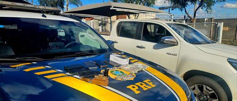PRF prende suspeitos por transporte irregular de ouro e apreende arsenal de armas em operações realizadas nas BRs 050 e 040, em Minas Gerais.