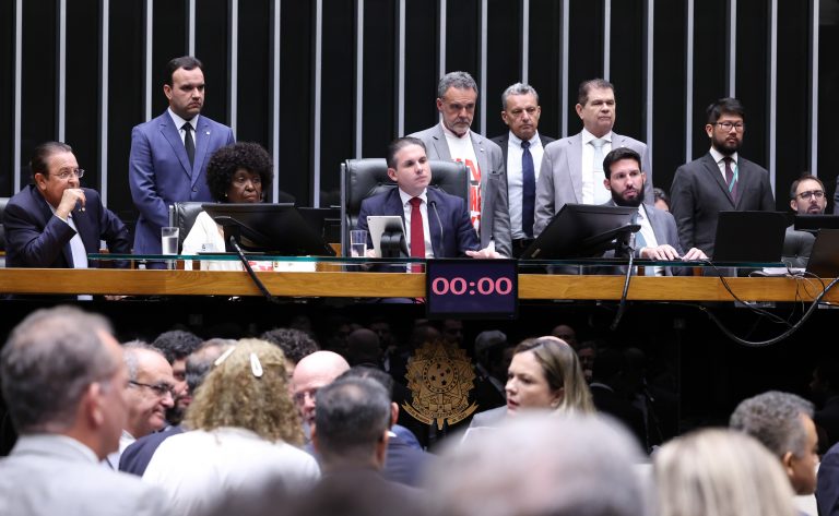 Câmara dos Deputados aprova PEC que reduz jornada semanal para 40 horas e acaba com escala 6x1.