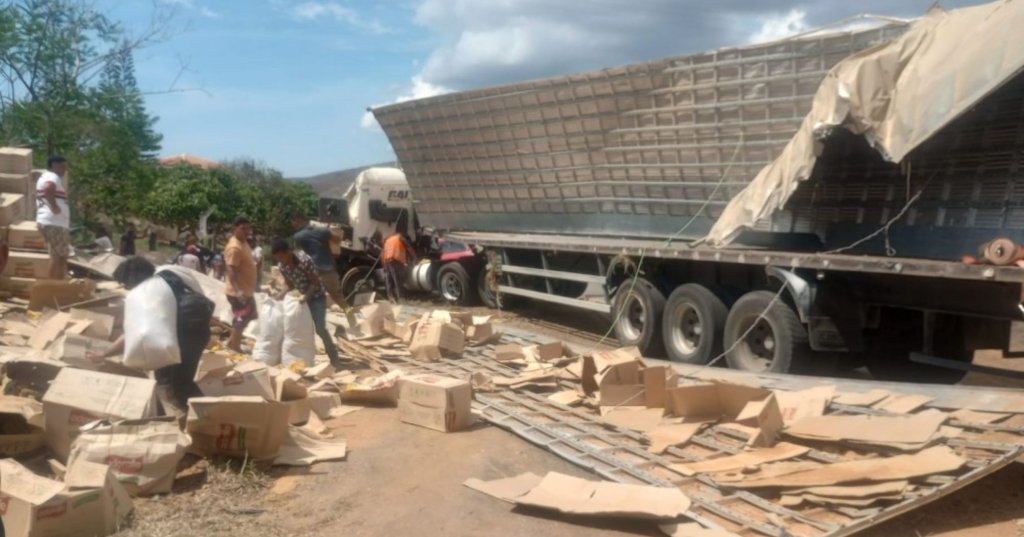 Homem de 24 anos foi preso pela PRF após ser flagrado com produtos saqueados de carreta tombada na BR-381, em João Monlevade.