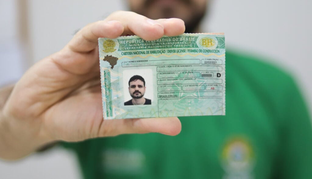 A Câmara dos Deputados aprovou proposta que permite a renovação automática da CNH para motoristas inscritos no cadastro positivo de condutores e sem infrações nos últimos 12 meses.