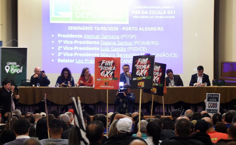 A Proposta de Emenda à Constituição (PEC) 221/19, que visa reduzir a jornada de trabalho no Brasil, ganhou novos contornos com a apresentação de emendas que buscam preservar a carga horária de 44 horas semanais para atividades consideradas essenciais e estabelecer um período de transição de uma década para a redução da jornada. O debate sobre o fim da escala 6x1 e seus impactos econômicos e sociais tem mobilizado parlamentares, associações patronais e trabalhadores em todo o país.
