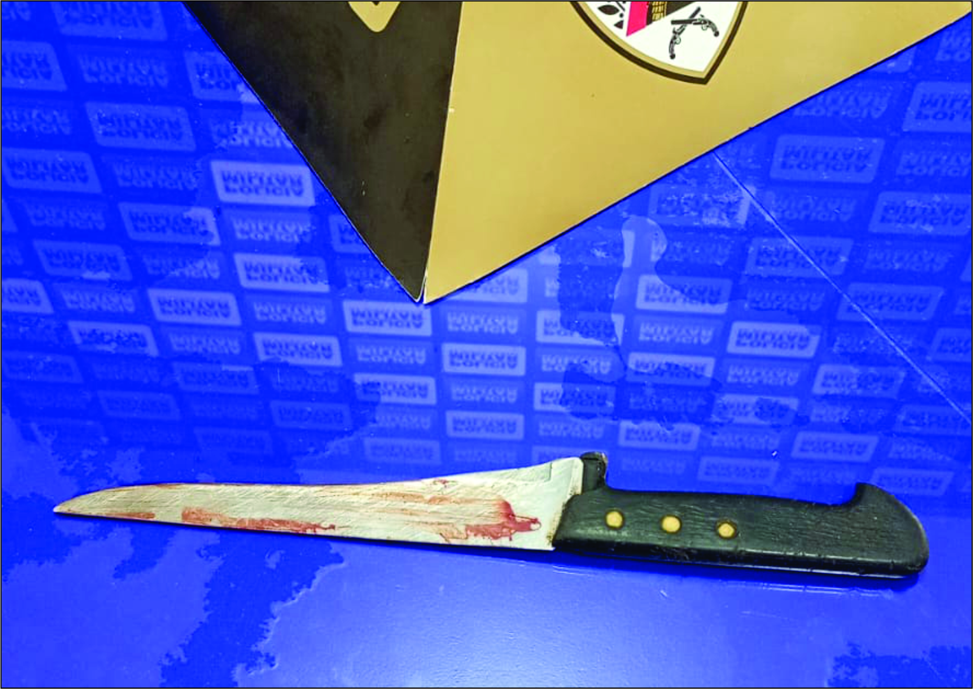 A Polícia Militar prendeu em flagrante, na manhã deste sábado (16), um homem de 41 anos suspeito de matar com uma facada um cadeirante de 40 anos no bairro Cidade Jardim, em Pirapora. O crime ocorreu na Avenida Itacolomi, em frente a uma escola da região, e mobilizou equipes da PM durante buscas realizadas em uma área de matagal próxima ao antigo campo de aviação da cidade.