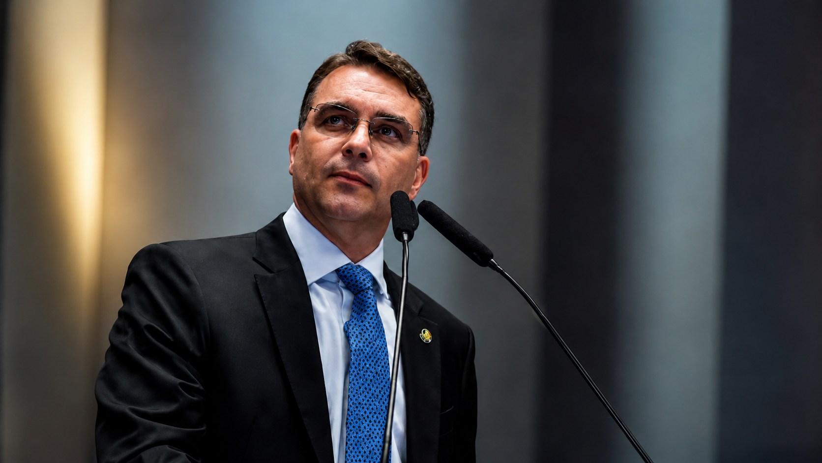 Uma sequência de mensagens, áudios e transferências milionárias colocou o nome do senador Flávio Bolsonaro no centro de uma nova turbulência política em Brasília. O caso envolve o banqueiro Daniel Vorcaro, controlador do Banco Master, e supostos repasses destinados à produção de um filme biográfico sobre o ex-presidente Jair Bolsonaro.