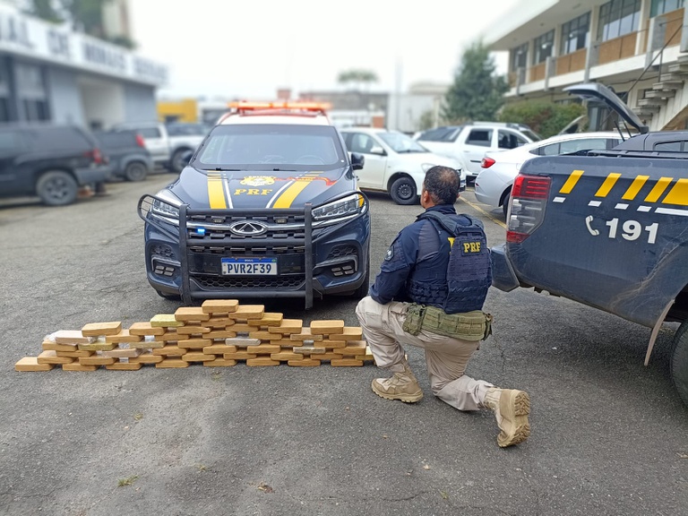 Droga escondida em camionete é descoberta e motorista é preso, em flagrante. Valor da droga estimado em R$6 milhões.