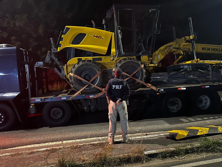 PRF recupera motoniveladora avaliada em R$700 mil, furtada em Vinhedo,SP, e que era levada para a Bahia