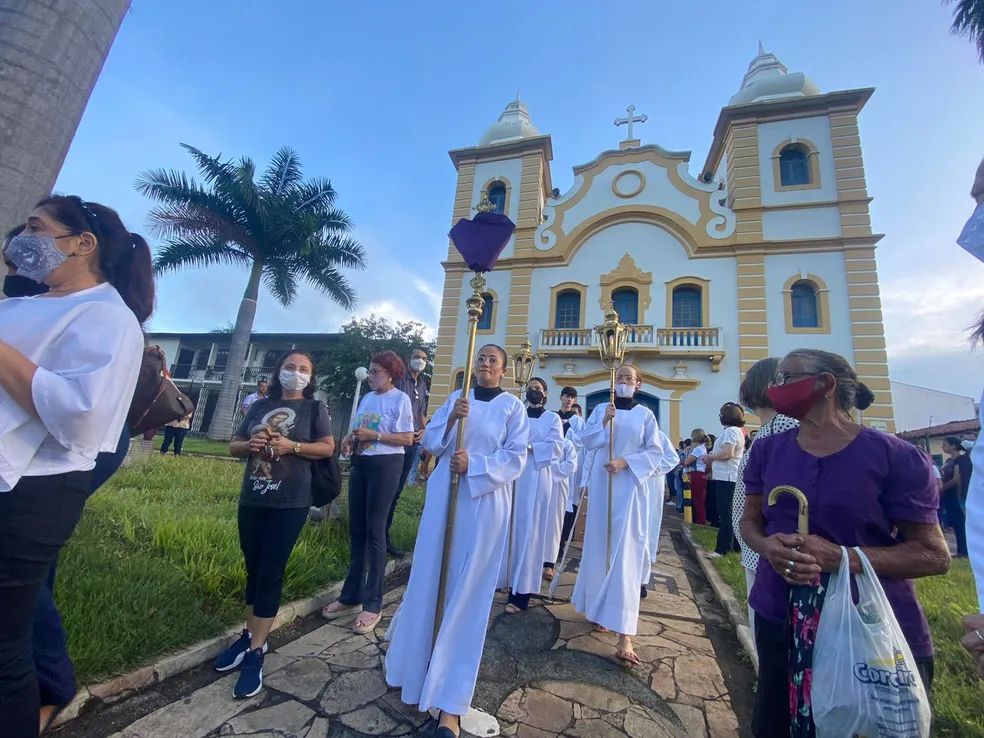 Corpus Christi é muito mais do que um feriado nacional. É um dia santo, de recolhimento, oração e profunda gratidão a Deus por nos ter deixado o maior dos tesouros: a presença real de Nosso Senhor Jesus Cristo na Santíssima Eucaristia.