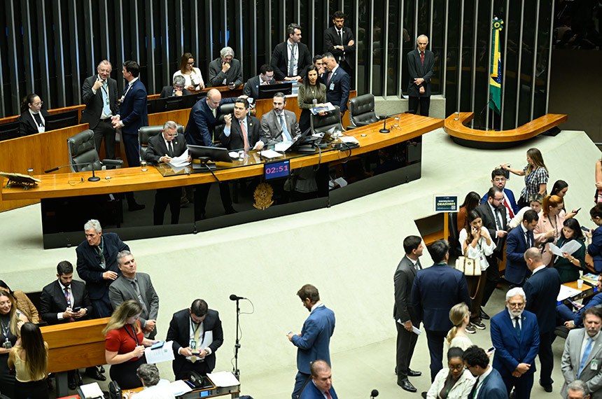 O Congresso Nacional derrubou vetos do governo federal e liberou o acesso de municípios inadimplentes a convênios, programas federais e emendas parlamentares.