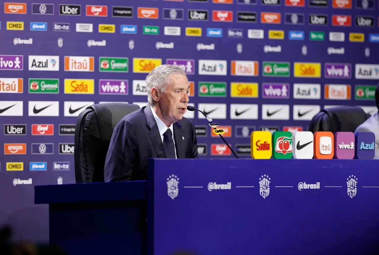 O técnico Carlo Ancelotti anunciou nesta segunda-feira (18) a lista oficial dos 26 jogadores convocados para defender a Seleção Brasileira na Copa do Mundo de 2026, disputada nos Estados Unidos, Canadá e México.