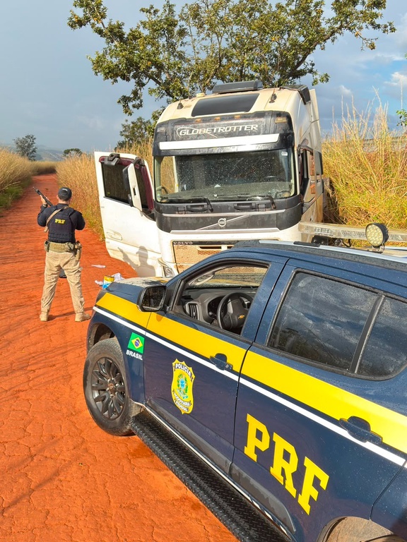 Polícia Rodoviária Federal (PRF), durante Operação Cerco Fechado, recuperou uma carreta e a carga roubadas e prendeu um homem após uma perseguição de aproximadamente 35 quilômetros na BR-365, na tarde de segunda-feira (1), em Patrocínio (MG).