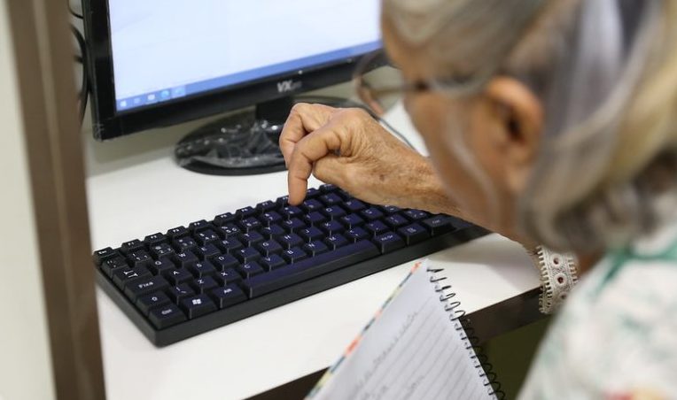 Comissão de Educação da Câmara aprovou projeto que prevê ações para incentivar o ingresso e a permanência de idosos em cursos de graduação em todo o país.