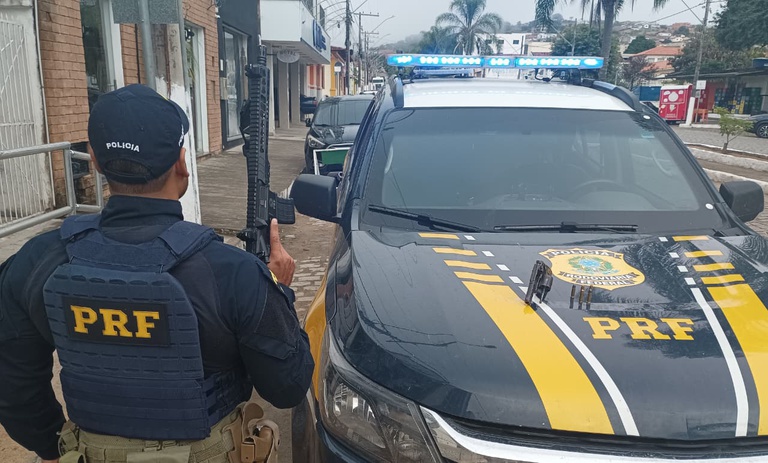 Uma operação integrada de alta velocidade na madrugada deste domingo (14) resultou no resgate seguro de um empresário de 61 anos e na prisão em flagrante de três sequestradores na BR-116,