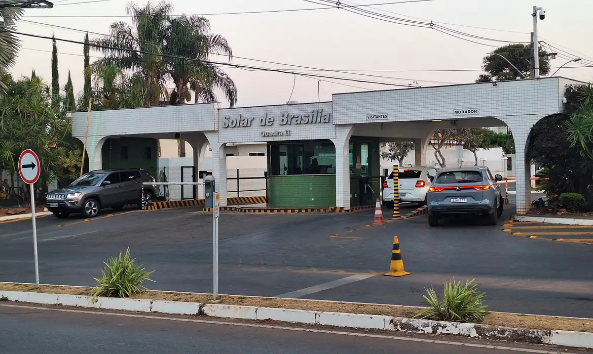 Fotografia da entrada ao consomínio onde fica a residencia do ex-presidente Bolsonaro, em Brasília