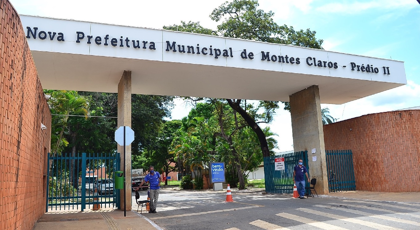 Fachada da entrada principal do prédio da Prefeitura de Montes Claros iluminada pelo sol.