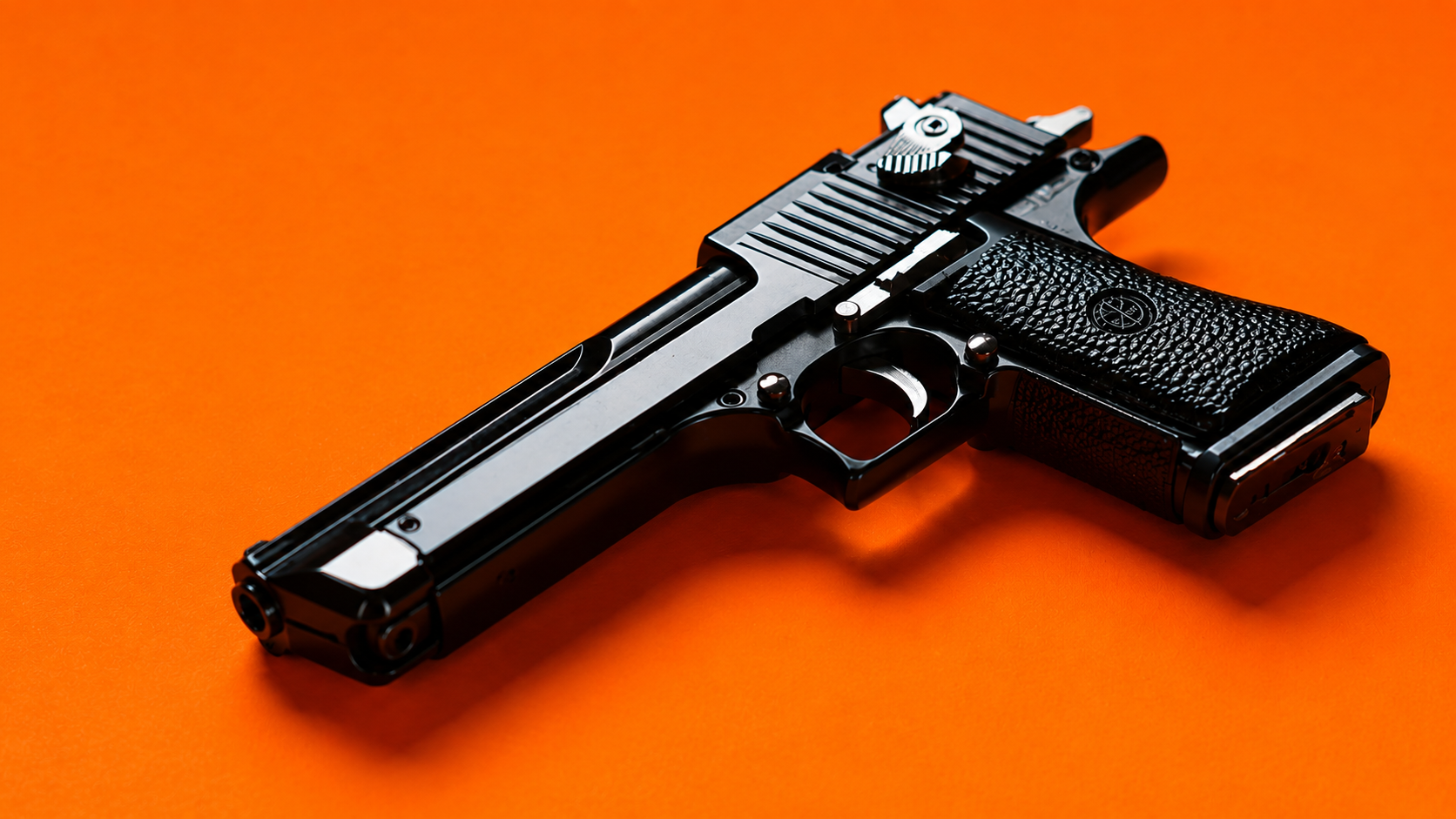 Ilustração conceitual de arma de fogo em alta definição com iluminação vibrante em tom laranja destacando o tema de segurança pública e controle da criminalidade em Minas Gerais.