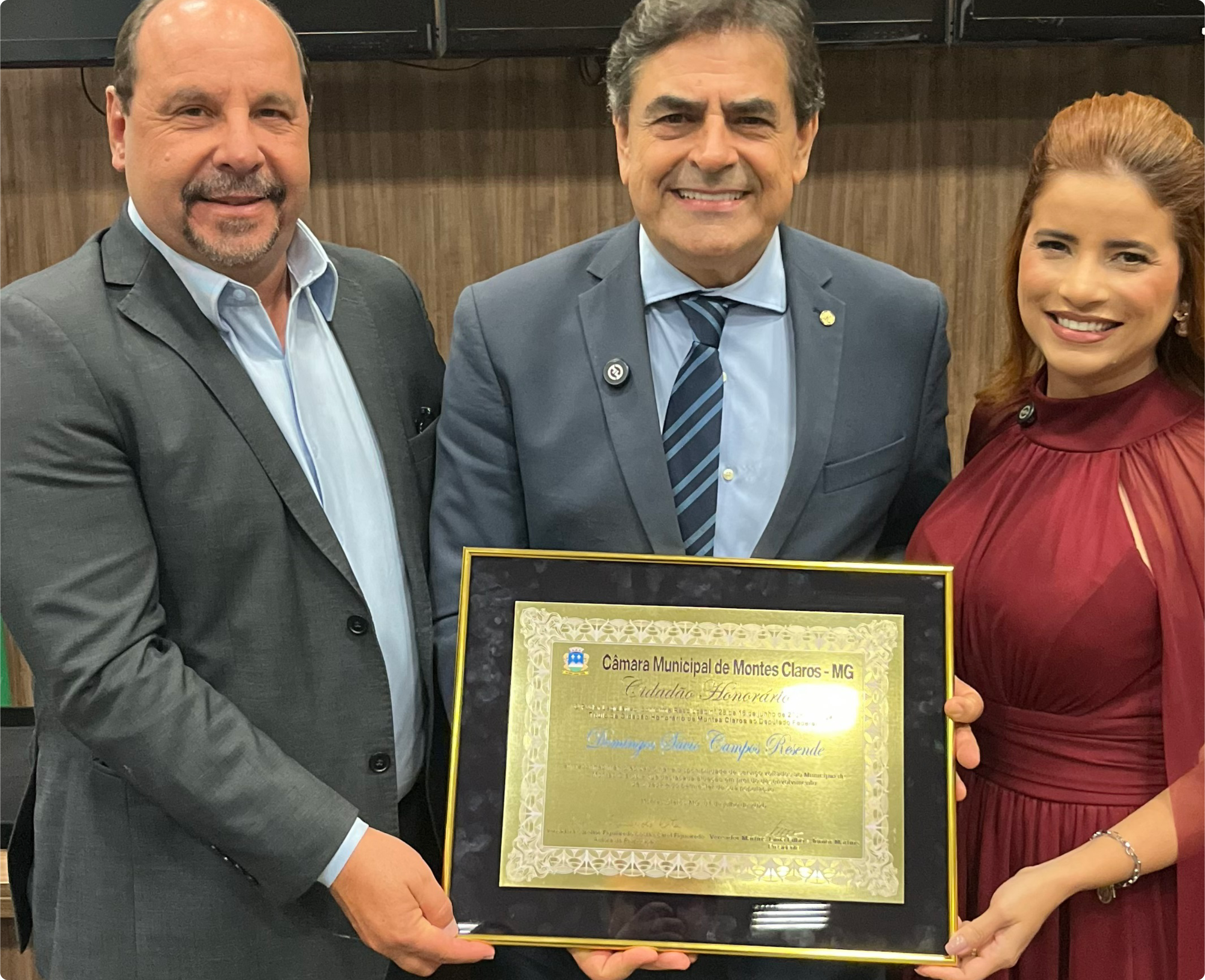 O prefeito Guilherme Guimarães, o deputado Domingos Sávio e a vereadora Carol Figueiredo na Câmara Municipal de Montes Claros.