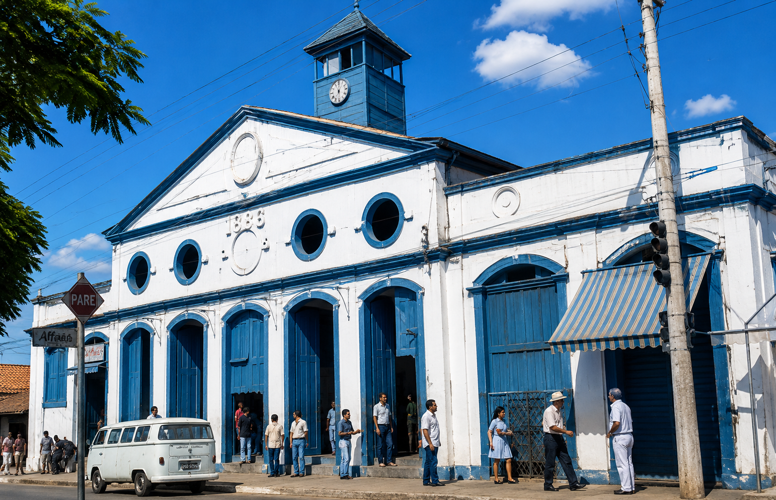 Reconstituição por inteligência artificial do antigo mercado municipal de Montes Claros em Minas Gerais, mostrando o prédio histórico branco e azul com pessoas e uma Kombi antiga na frente.
