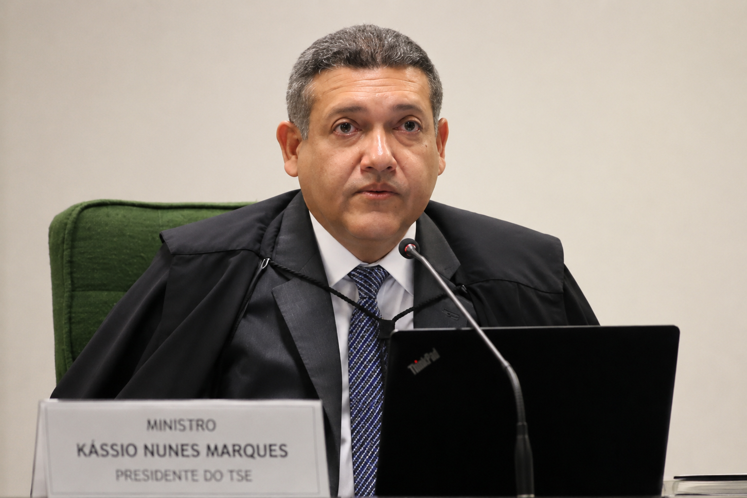 O ministro Nunes Marques, presidente do TSE, vestindo toga de magistrado em sessão no tribunal. Foto utilizada na matéria sobre o acordo contra desinformação nas eleições de 2026.