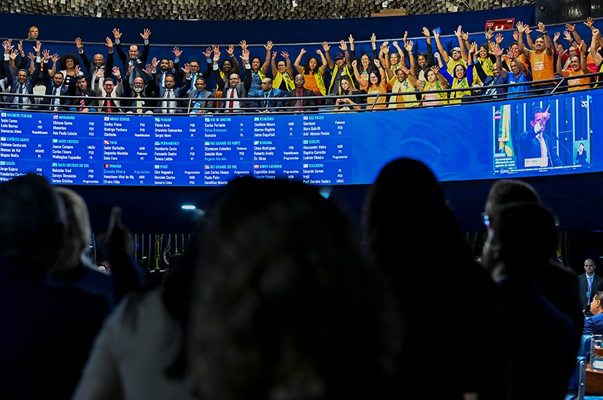 fotografia mostrando galeria entusiasmada duraante votaçao no Senado