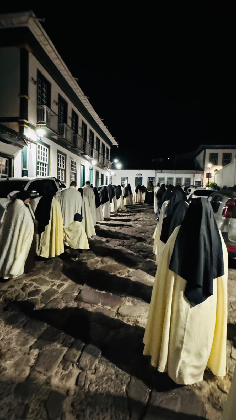 Procissão fúnebre dos irmãos da Ordem Terceira do Carmo pelas ruas de pedra de Diamantina em memória dos falecidos.
