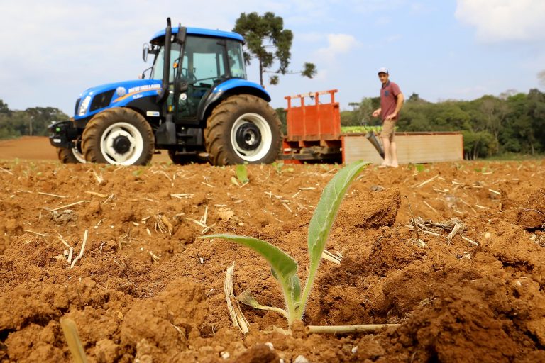 trator em um campo agrícola