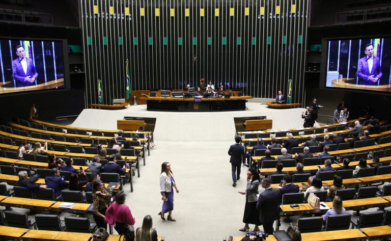 Sessão solene no Plenário da Câmara dos Deputados em Brasília debatendo a atualização da tabela do Simples Nacional e teto do MEI.