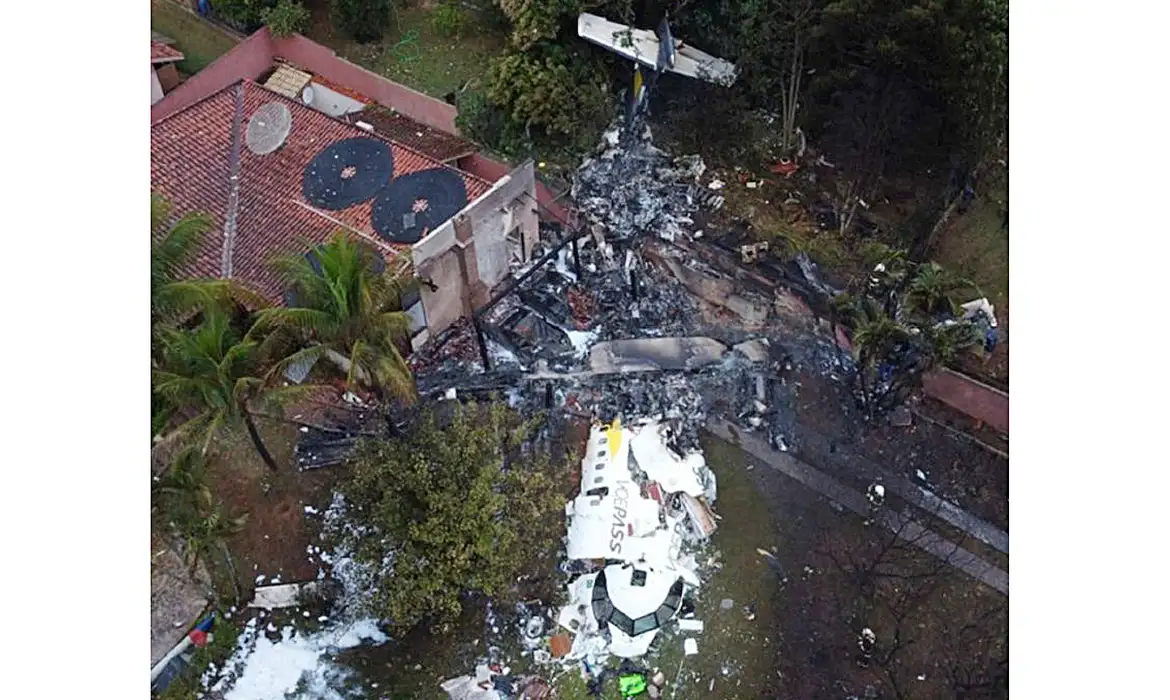 imagem aérea do local onde o avião da Voepass caiu